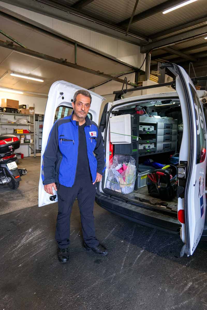 Ablaufreinigung in Basel – Techniker am Servicefahrzeug