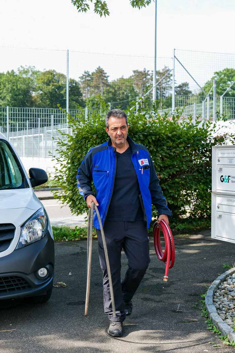 Sanitär-Techniker in Basel mit Werkzeug auf dem Weg zum Einsatz
